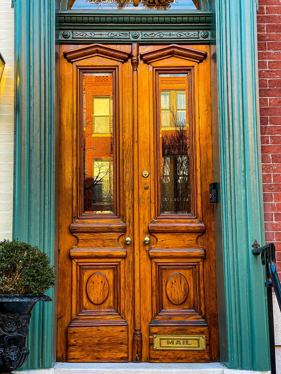 Bolton Hill in Baltimore during the holidays, a photo thread: