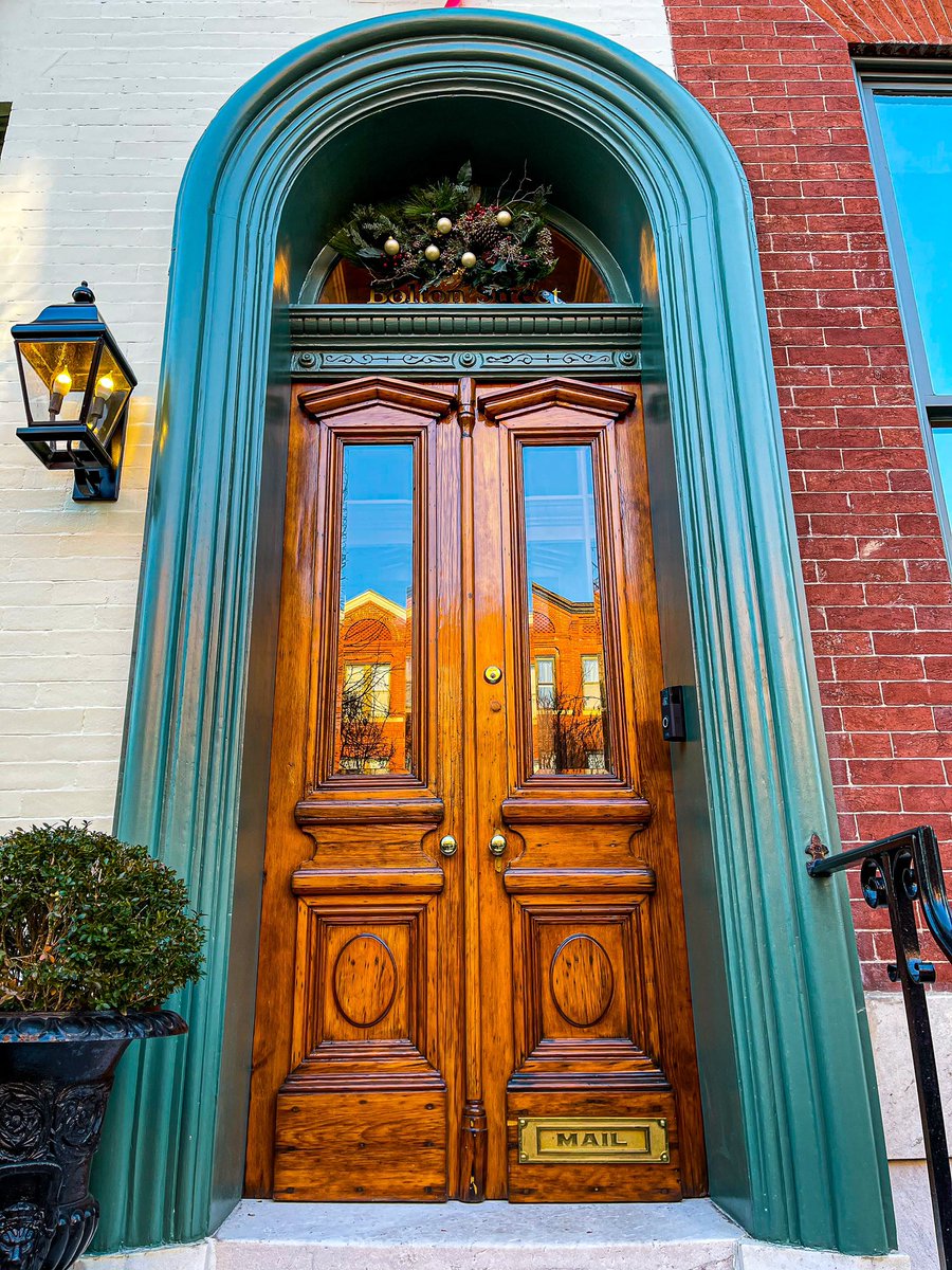 Bolton Hill in Baltimore during the holidays, a photo thread: