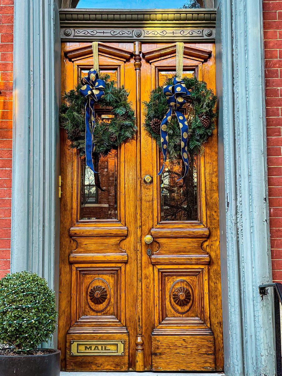 Bolton Hill in Baltimore during the holidays, a photo thread: