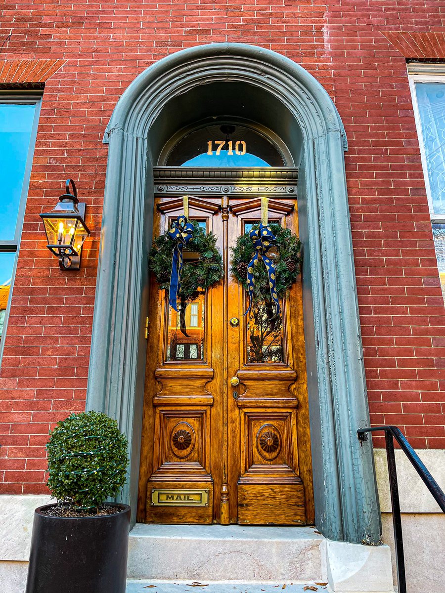 Bolton Hill in Baltimore during the holidays, a photo thread: