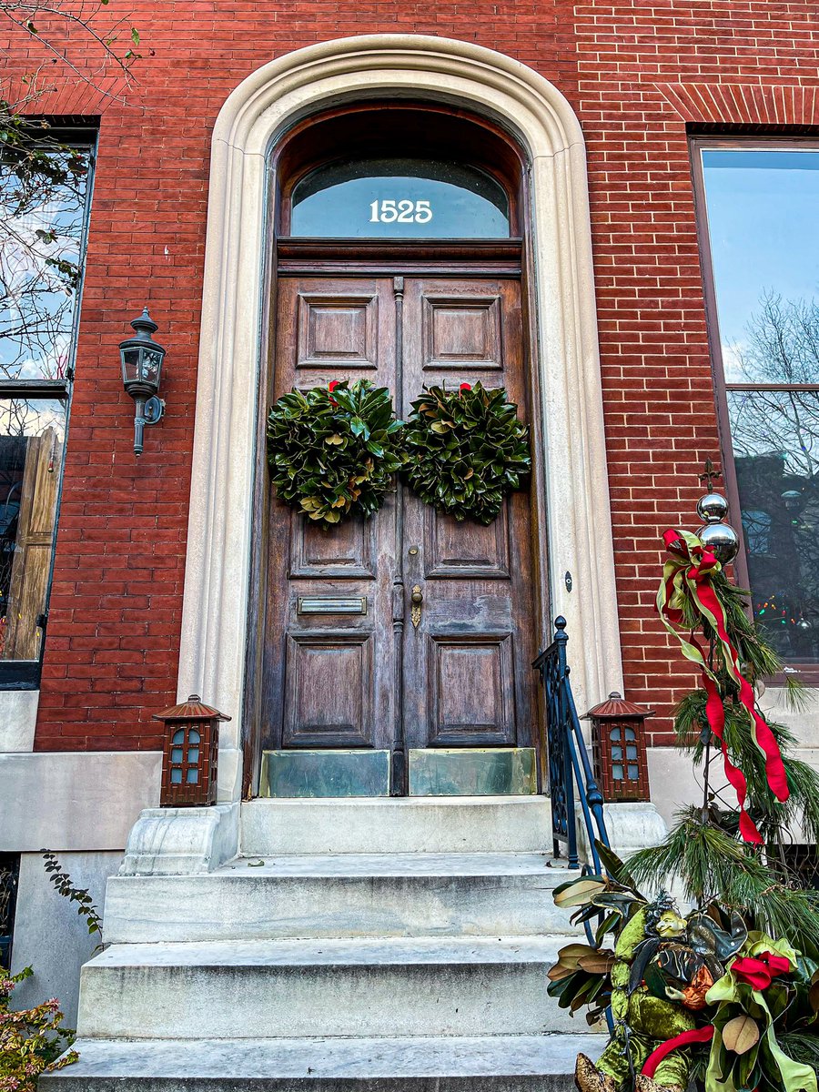 Bolton Hill in Baltimore during the holidays, a photo thread: