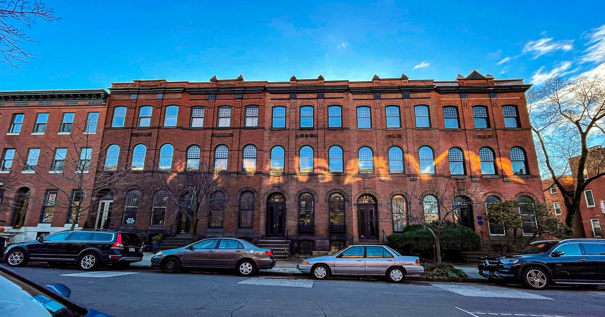 Bolton Hill in Baltimore during the holidays, a photo thread: