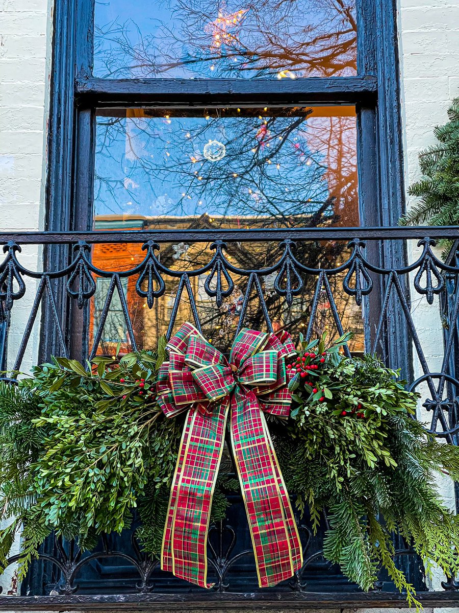 Bolton Hill in Baltimore during the holidays, a photo thread: