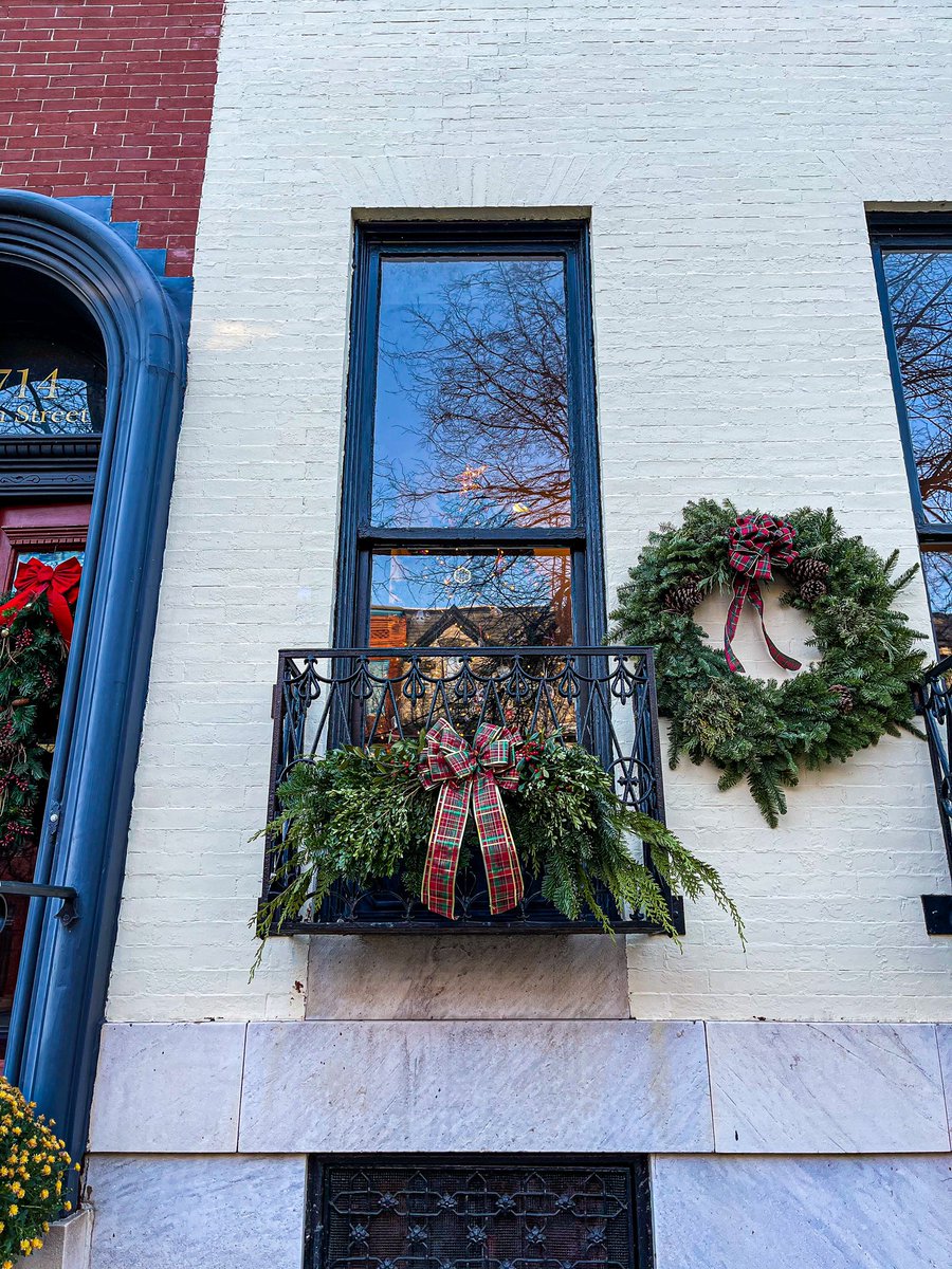 Bolton Hill in Baltimore during the holidays, a photo thread: