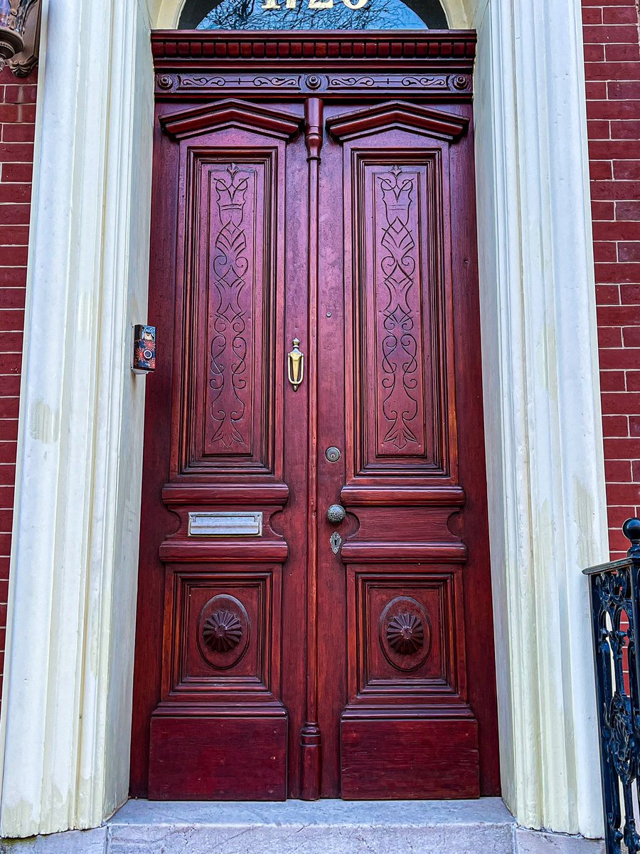 Bolton Hill in Baltimore during the holidays, a photo thread: