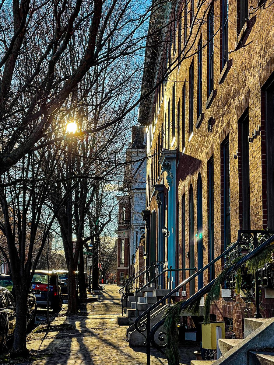 Bolton Hill in Baltimore during the holidays, a photo thread: