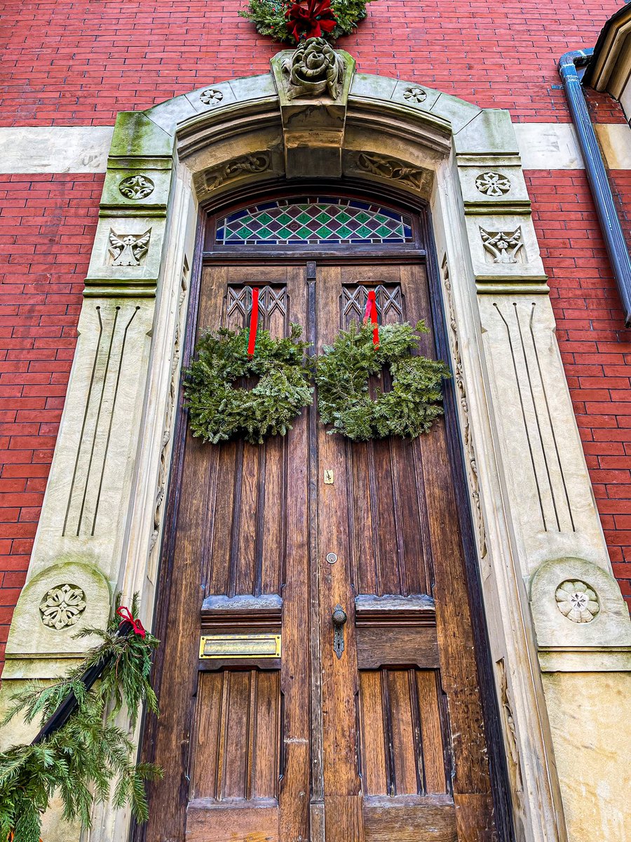 Bolton Hill in Baltimore during the holidays, a photo thread: