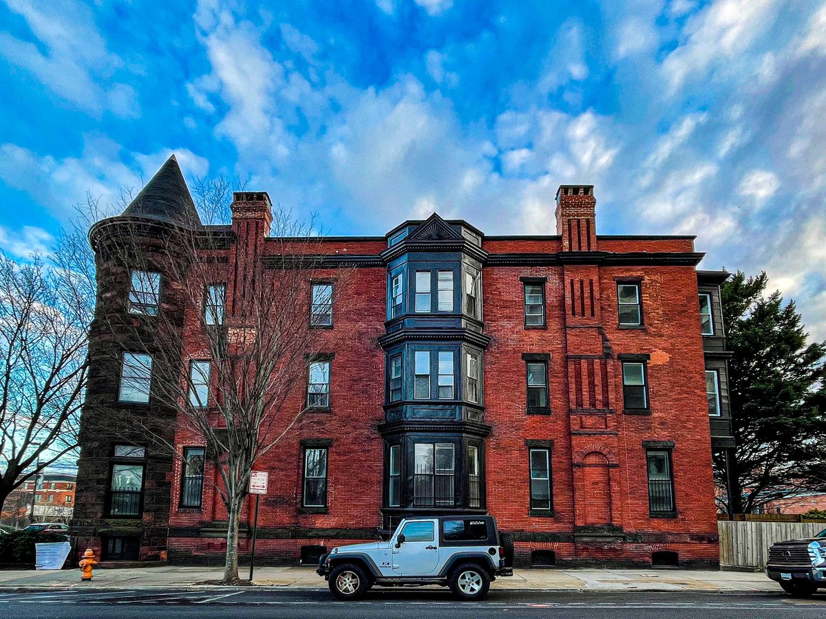 Bolton Hill in Baltimore during the holidays, a photo thread: