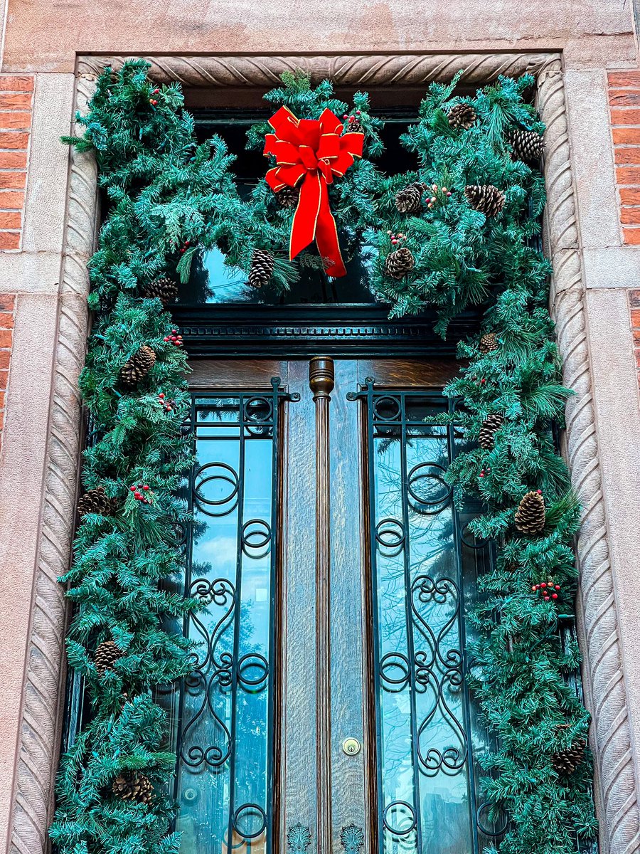 Bolton Hill in Baltimore during the holidays, a photo thread: