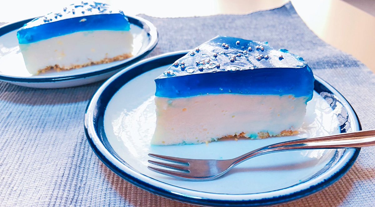 韮人 ただいま 去年から始めた青い夜ケーキですが今年はチーズケーキでチャレンジしてみました 下はレアチーズケーキ 上の ゼリー部分はブルーハワイシロップと青の食紅です ゼリー液作る的にカラザンをに溶かしてキラキラにしてみたけどあんまり見え