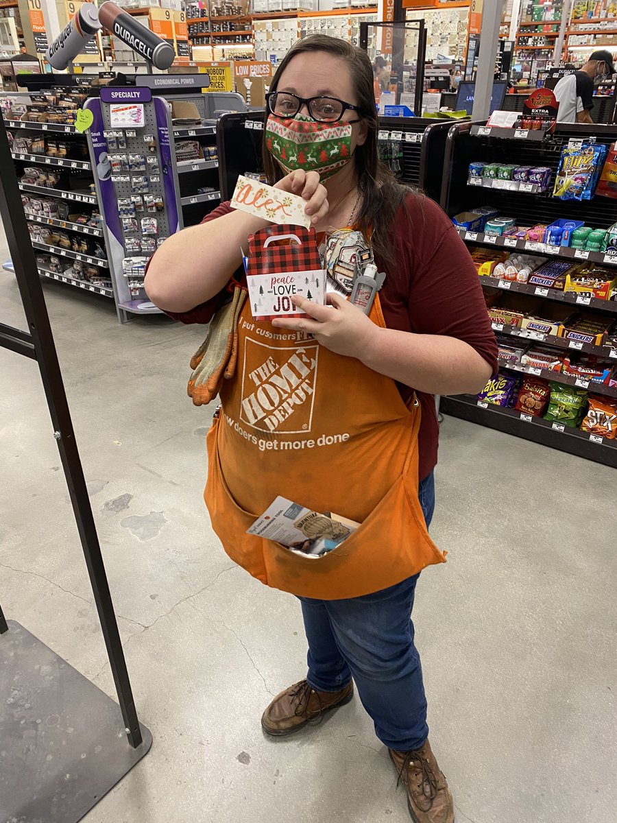 We hope you had a wonderful holiday ❤️✨ FES @eliza_hd_580 and the Head Cashier team came together to give our amazing Front End Associates goodies 🍬🍫