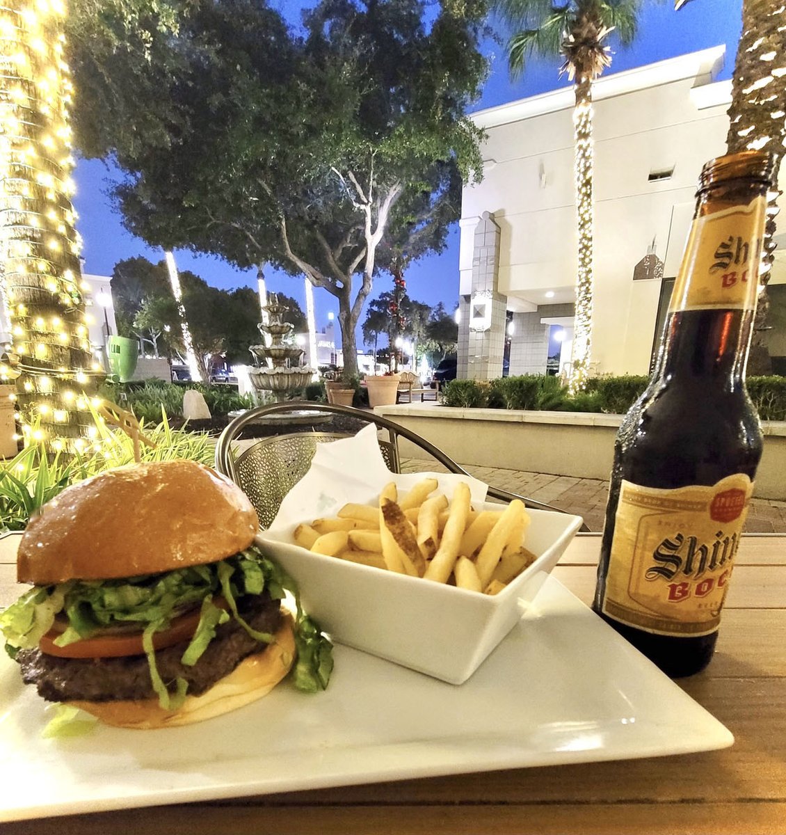 CafeExpress's tweet image. We know technically Christmas is over, but we had to have one more look at how good the new Angus Beef Burger looks under the lights. Order online, dine in, curbside pick up to go or delivery. 

#cafeexpress #burgers #juicy #burgerandfries #bestburgerinhouston #angusbeef