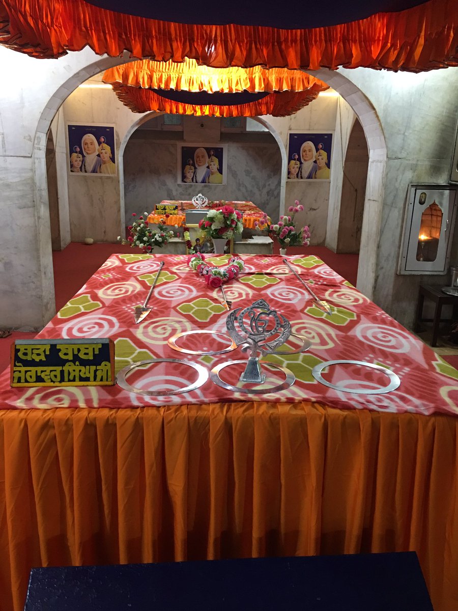 The forest contained many wild animals. It is said that a lion guarded the holy bodies until Todar Mal and others reclaimed them for proper cremation.