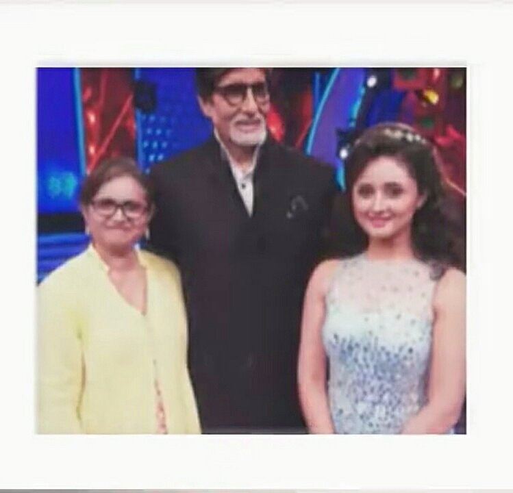 Hanji hehe..kya  #RashamiDesai ko dance nahi aata or so na? That's why she was invited as a special celeb guest to perfom in Big B's reality show alongside a social worker traffic policeman who is a govt awardee which is like a very big honor? Kya bole views or something? 