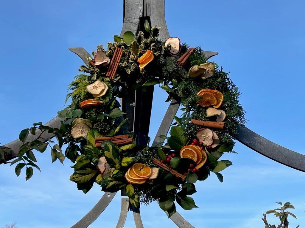Going for a local post-Christmas-turkey winter walk at Osborne? Keep an eye out for festive wreaths dotted around the grounds, made by our gardeners. We'd love to see your pics if you can find them! π·π΅οΈπ
Explore the tradition of festive wreath making β‘οΈ https://t.co/6OH2duwtSv https://t.co/EGNXuH0W1S