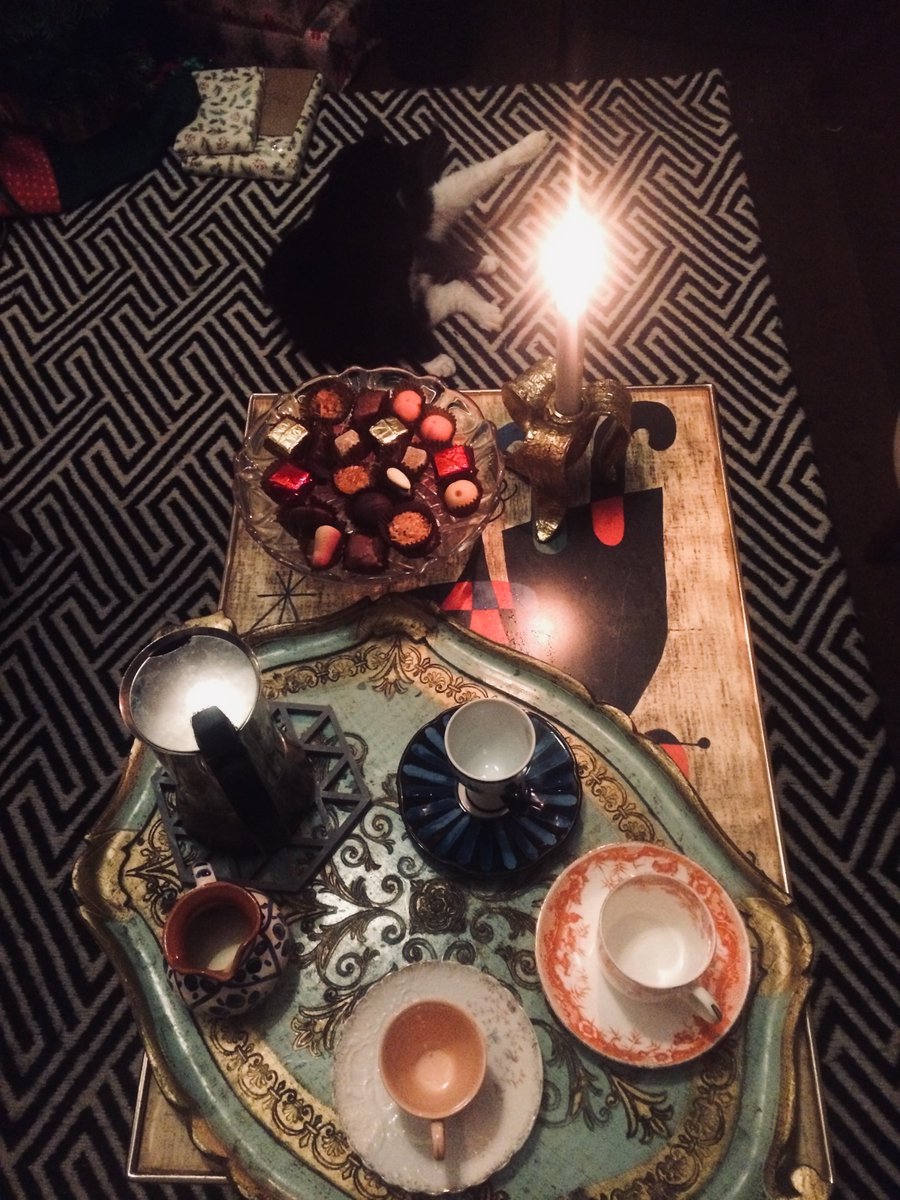 NiamhFitz6's tweet photo. Cosy in one pic 🐱 https://t.co/QDVlwpSft2