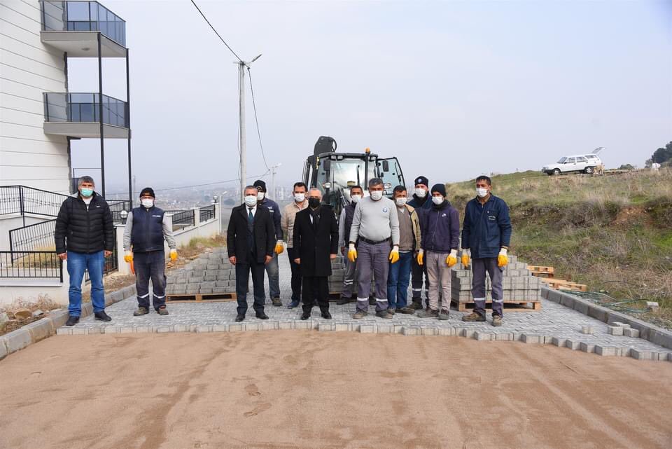 ZekiKAYDA's tweet photo. Salihli Belediyesi, tüm birimleriyle pandemi döneminde mesai gözetmeden hizmetleri sürdürüyor. Asfalt sezonunun bitmesiyle ekiplerimiz, ilçe merkezinde ve mahallelerimizde kilit parke taş döşeme çalışmalarına başladı. Belediye birimlerimiz, 7/24 sahada çalışıyor. https://t.co/nU1wEAei1a