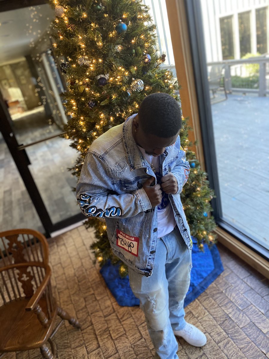 cobe_5's tweet photo. Don’t play with him, he is not 1 of them 😈🥶
#MerryChristmas https://t.co/DGuDIm7GAd