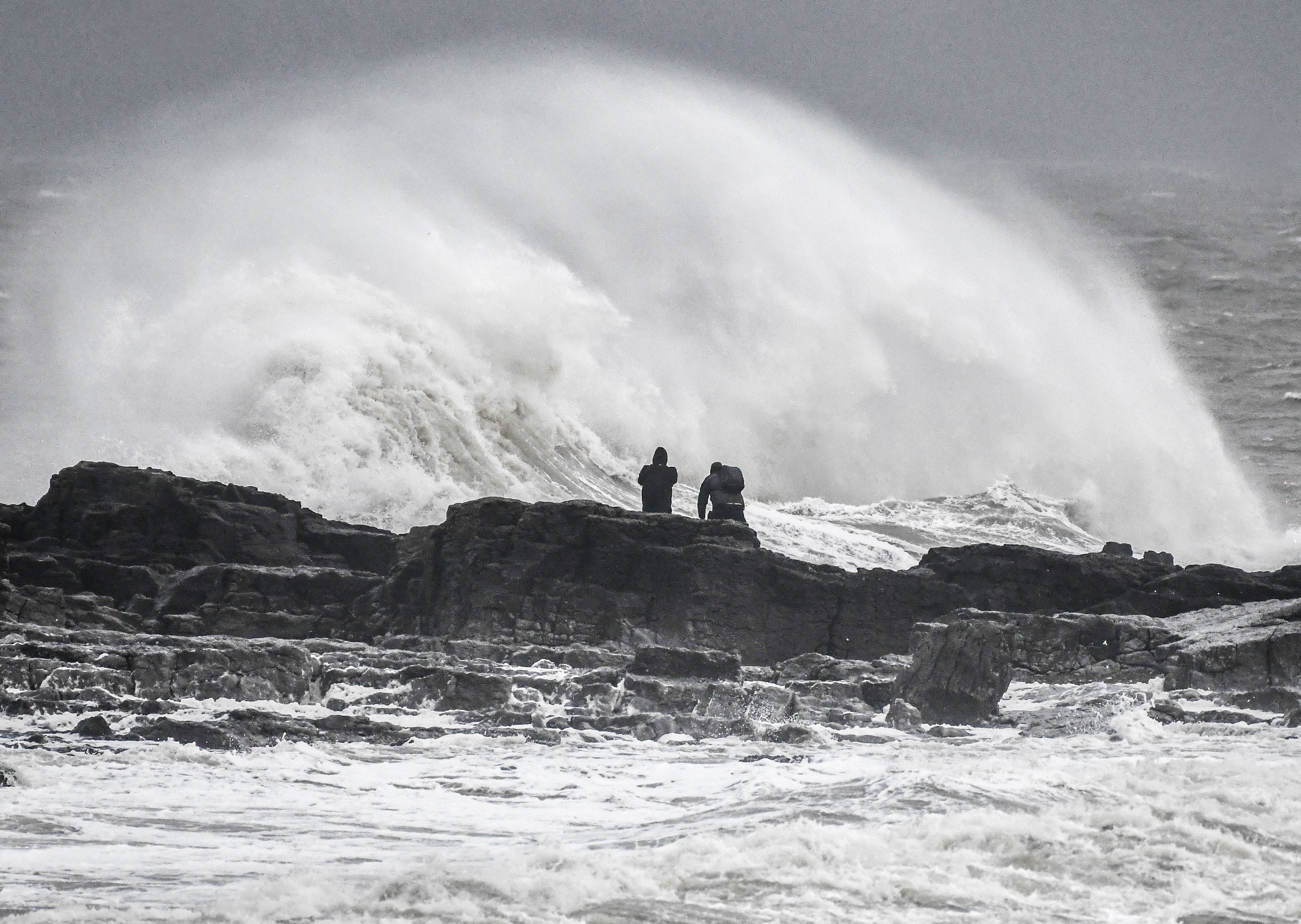 Robert Melen on Twitter: "People stand on the rocks at Porthcawl seafront  to get a better picture of the waves crashing against the lighthouse as  Storm Bella hits the UK. #weather #stormbella #