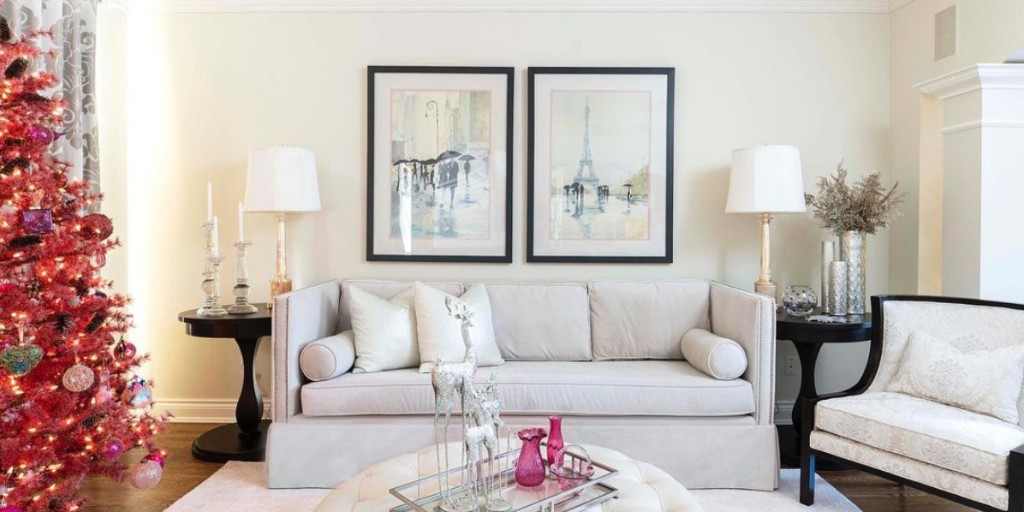 The Renfrew’s living room is a comfortable and stylish space where the family can relax and enjoy warm conversation. Whether snuggling up on the creamy-white sofa or sitting across from each other, the furniture and artwork work together to foster enjoyable interaction!