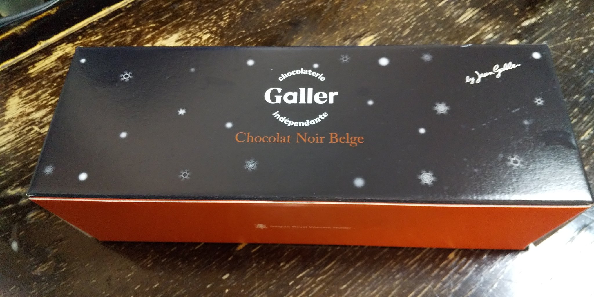 Moca クリスマスのケーキは買いにいくのが大変なので これも生協のお取り寄せ ガレー ベルギーショコラノワール カットしておまけについている ミニ板チョコも等分してのっけました クリスマス おうちごはん クリスマスケーキ Galler T Co