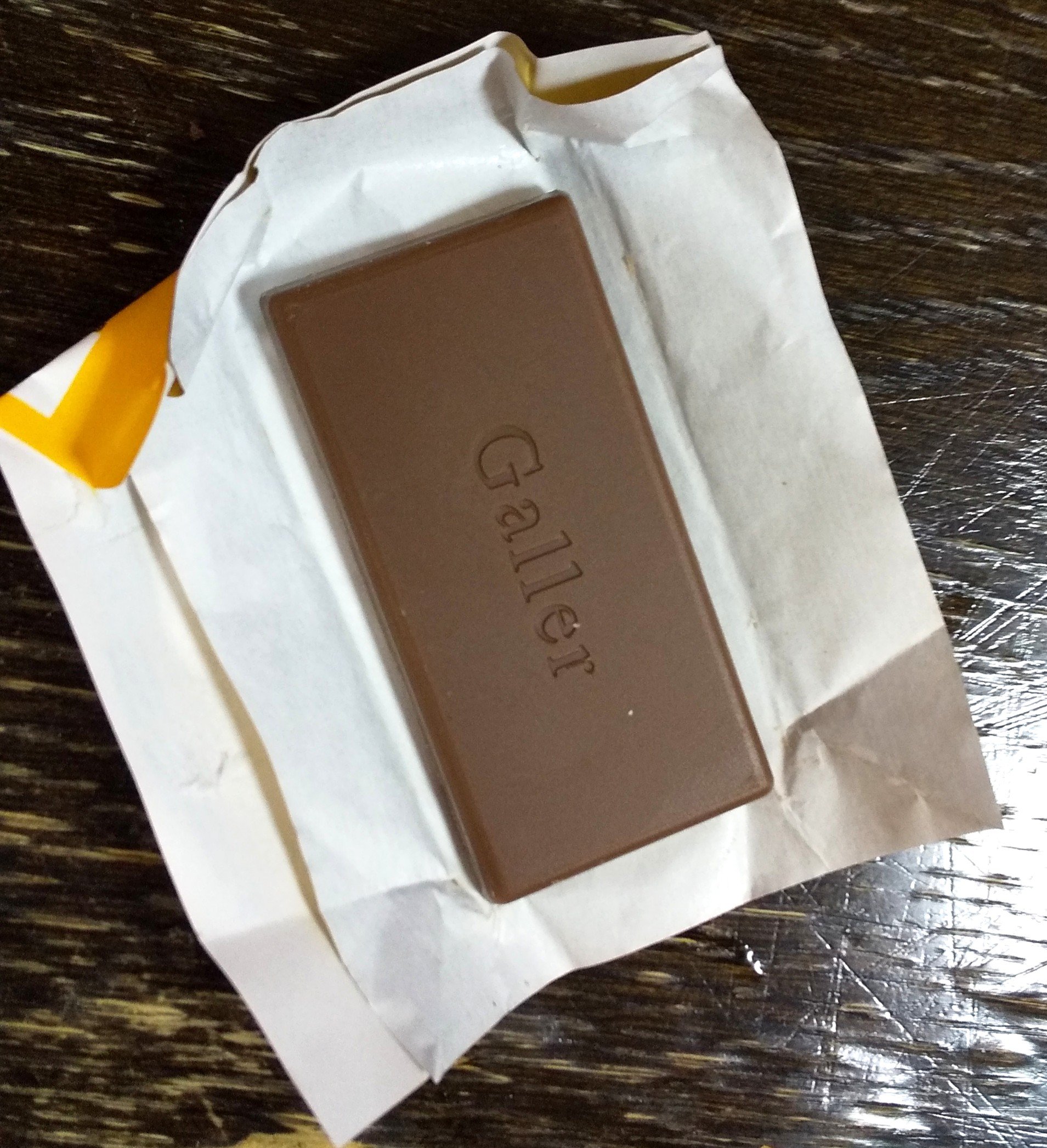 Moca クリスマスのケーキは買いにいくのが大変なので これも生協のお取り寄せ ガレー ベルギーショコラノワール カットしておまけについている ミニ板チョコも等分してのっけました クリスマス おうちごはん クリスマスケーキ Galler T Co