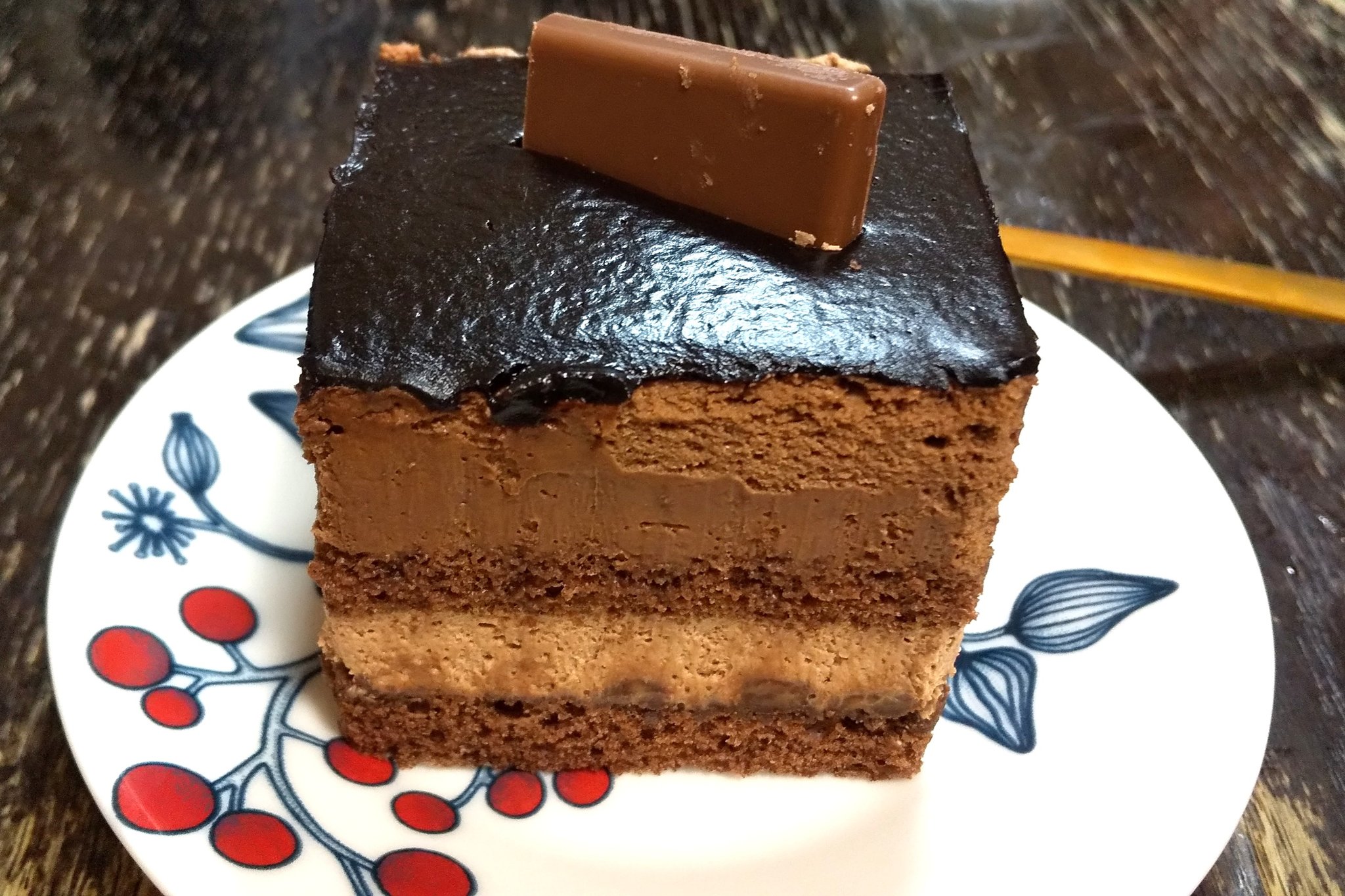 Moca クリスマスのケーキは買いにいくのが大変なので これも生協のお取り寄せ ガレー ベルギーショコラノワール カットしておまけについている ミニ板チョコも等分してのっけました クリスマス おうちごはん クリスマスケーキ Galler T Co