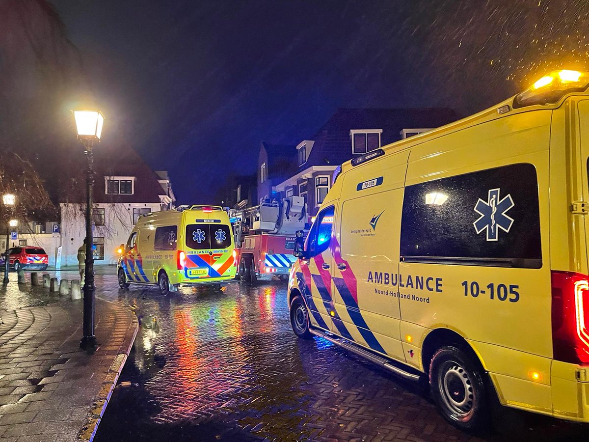 Lees alles over: "Woningbrand Hoorn, blijf uit de buurt, hinder de hulpdiensten niet" op WF Nieuws | #hoorn #woningbrand..