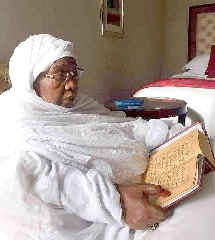 DiorfallGueye2's tweet photo. Seyda Mariama, une référence dans l'enseignement du Coran au Sénégal et dans le monde 🙏🏾🙏🏾. Alhourane dioyna deh Niass ndax mome rek mo done sa wétaal. 

Repose en paix Seyda. https://t.co/c32QIGooMS