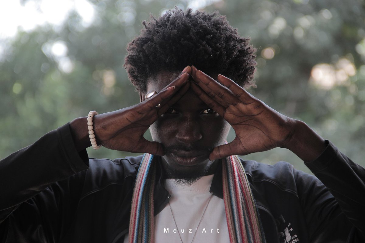 MeuzArt's tweet photo. Les yeux ne mentent jamais. Les paroles peuvent contenir un océan de mensonges maladroits. Mais le regard lui incarne la vérité. Toujours pour la bonne cause. #NguirCinemaWuEuleuk🎬❤🇸🇳
#regard #pensee #art #culture #african #magasine #africanst #Senegal https://t.co/VyGvKh50DB