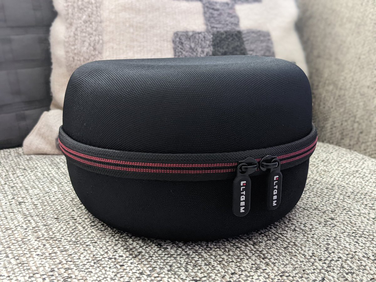EeZeEpEe's tweet photo. #LTGEM hard carrying case for my OG #ATHM50 headphones. Was scared the @BrainwavzAudio pads would make it too big but it still fits. I might not be traveling with them anytime soon but at least I'm ready for when I do.
#Pixel4 #Pixel4XL #TeamPixel #TeamAndroid #PhoneByGoogle https://t.co/NvPlMmEffW