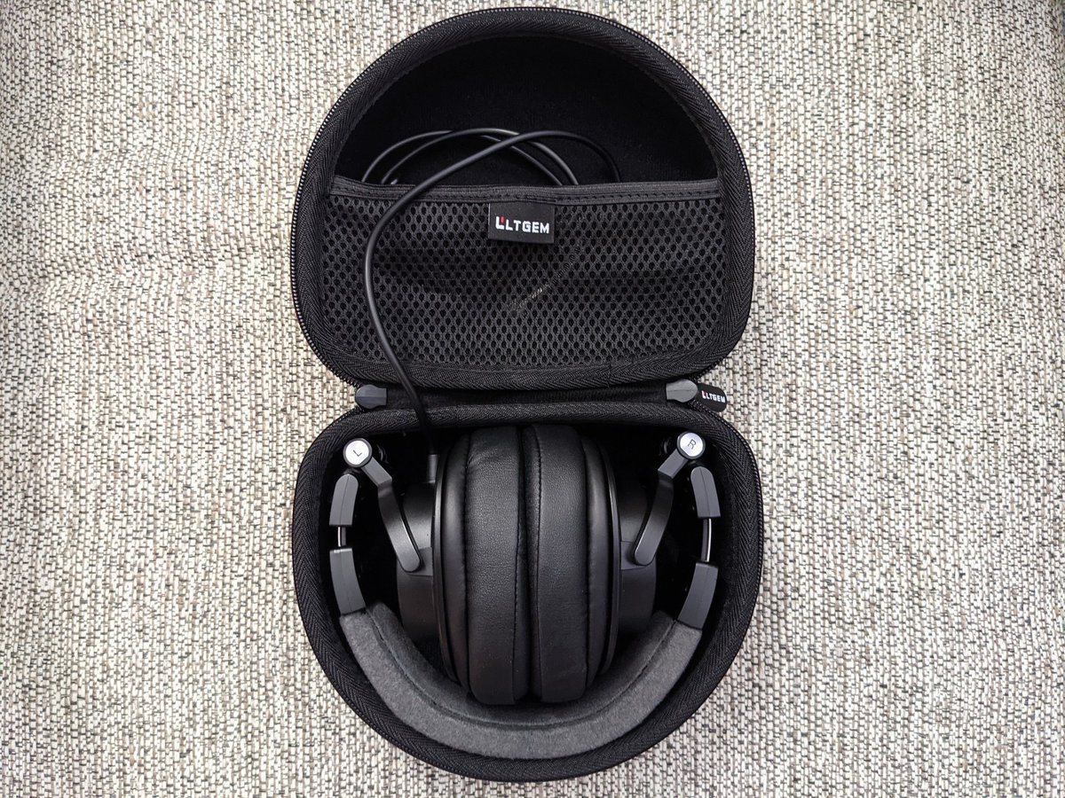 EeZeEpEe's tweet photo. #LTGEM hard carrying case for my OG #ATHM50 headphones. Was scared the @BrainwavzAudio pads would make it too big but it still fits. I might not be traveling with them anytime soon but at least I'm ready for when I do.
#Pixel4 #Pixel4XL #TeamPixel #TeamAndroid #PhoneByGoogle https://t.co/NvPlMmEffW