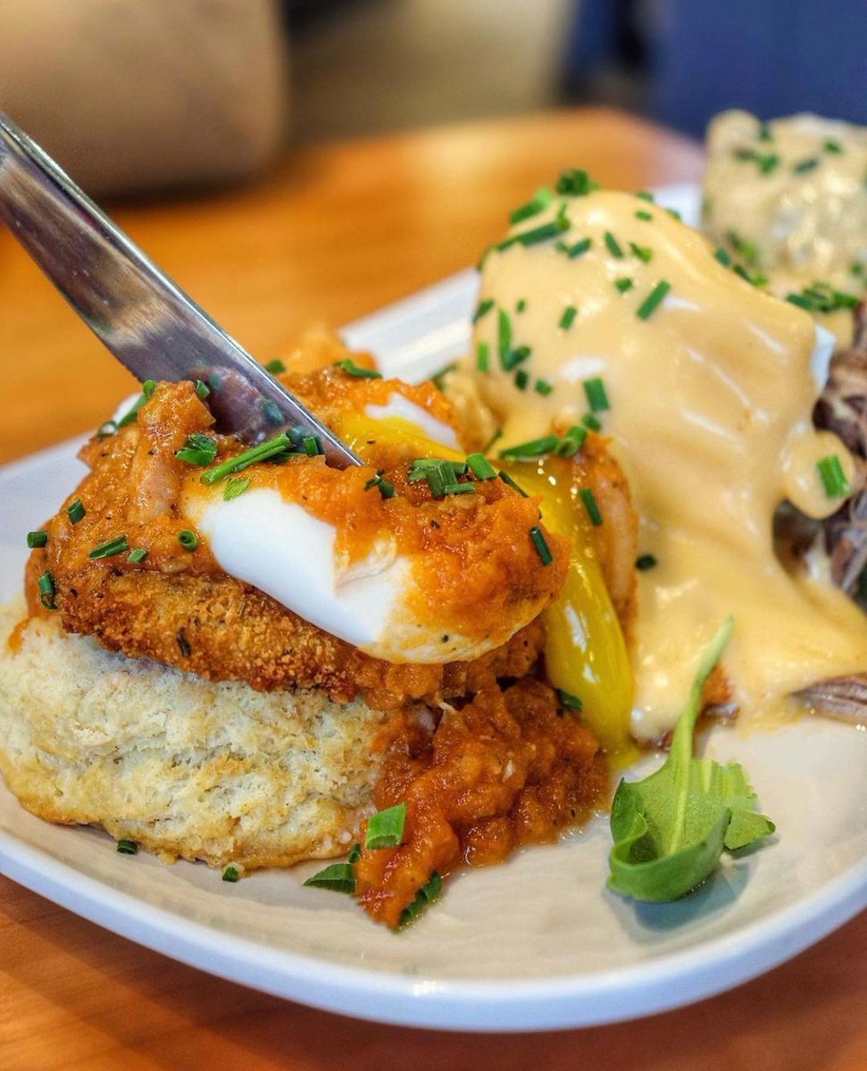 Time for a little post-Christmas comfort food brunch! 🎄And what better way to celebrate the holiday than with the Trifecta?
📸 @dineinaflash