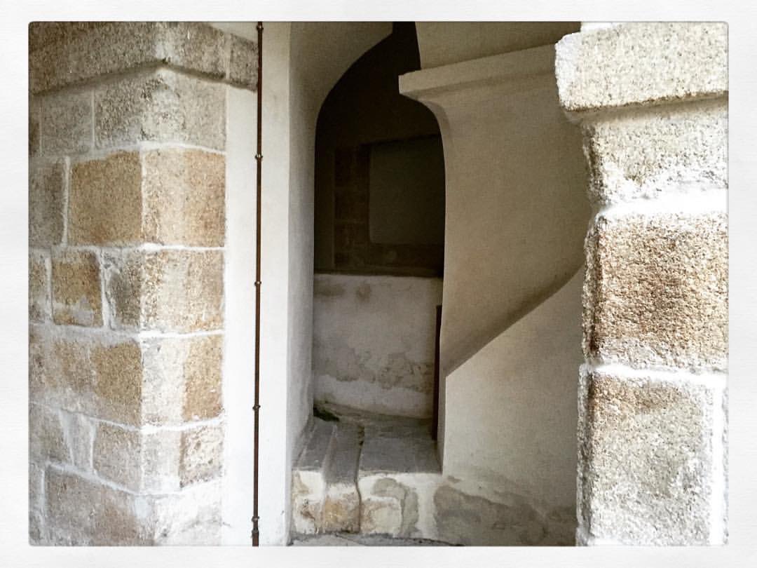 Restos da antiga muralla medieval de #Mondoñedo, hoxe no interior do palacio episcopal. Aprézase claramente unha antiga canle de auga que é anterior includo á propia muralla (Ramón Loureiro Calvo)

<a href="/batitales/">Batitales</a> <a href="/catedralmondone/">Catedral de Mondoñedo</a> <a href="/ConcMondonedo/">Concello Mondoñedo</a> <a href="/AMarina_EP/">A Mariña El Progreso</a> <a href="/vozamarina/">La Voz de A Mariña</a> <a href="/COAGLugo/">COAG Lugo</a>