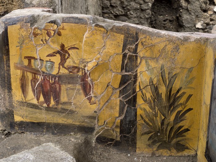 carmen_caesaris's tweet photo. 1/Hallado en Pompeya prácticamente intacto un thermopolium (local de comida rápida, preparada y para llevar). Las ollas aún conservan restos de comida (una elaboración similar a una paella y caracoles). Han aparecido restos óseos de una víctima y un perrito y decoración pictórica https://t.co/My3I7mkado