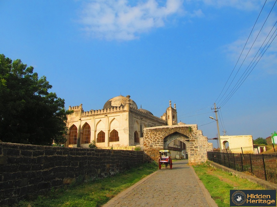 Found some people visiting the fort in a tonga, a traditional horse-drawn vehicle, which feels quaint in this time.  #Kalaburagi  #Karnatakatrail A nice, pollution-free way to explore a heritage site.