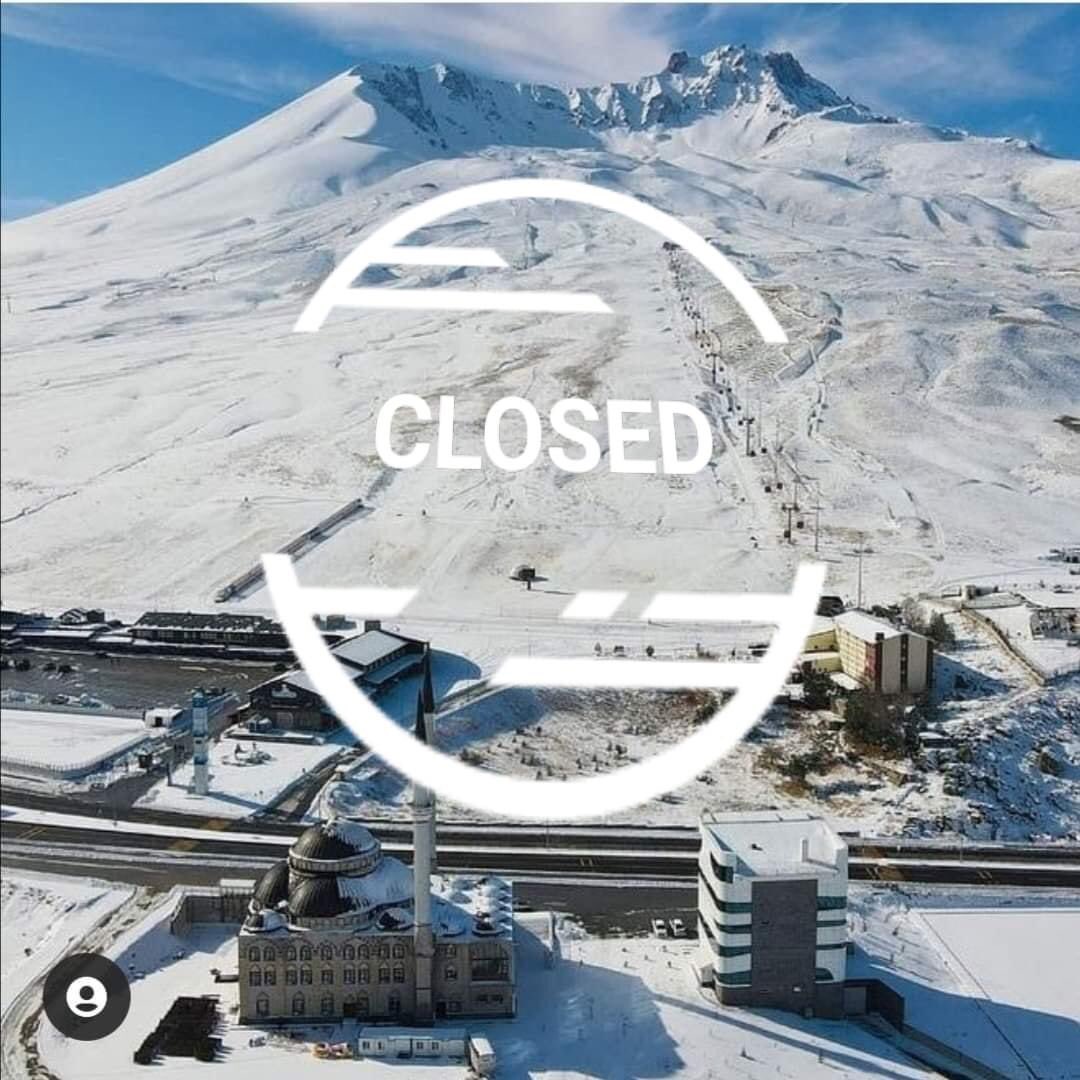 Kayak merkezlerinde pistler kapandı. Şehir yada dağ tüm otellerde konaklama yapılabiliyor. Ama kayak/snowboard yasak. Karar aniden alınıyor, yabancı turistler dahil herkes otele kapanıyor. Otel pistlerden daha mı güvenli? <a href="/MuratCahidCINGI/">Dr.Murat Cahid CINGI</a> #kışturizmimedokunma