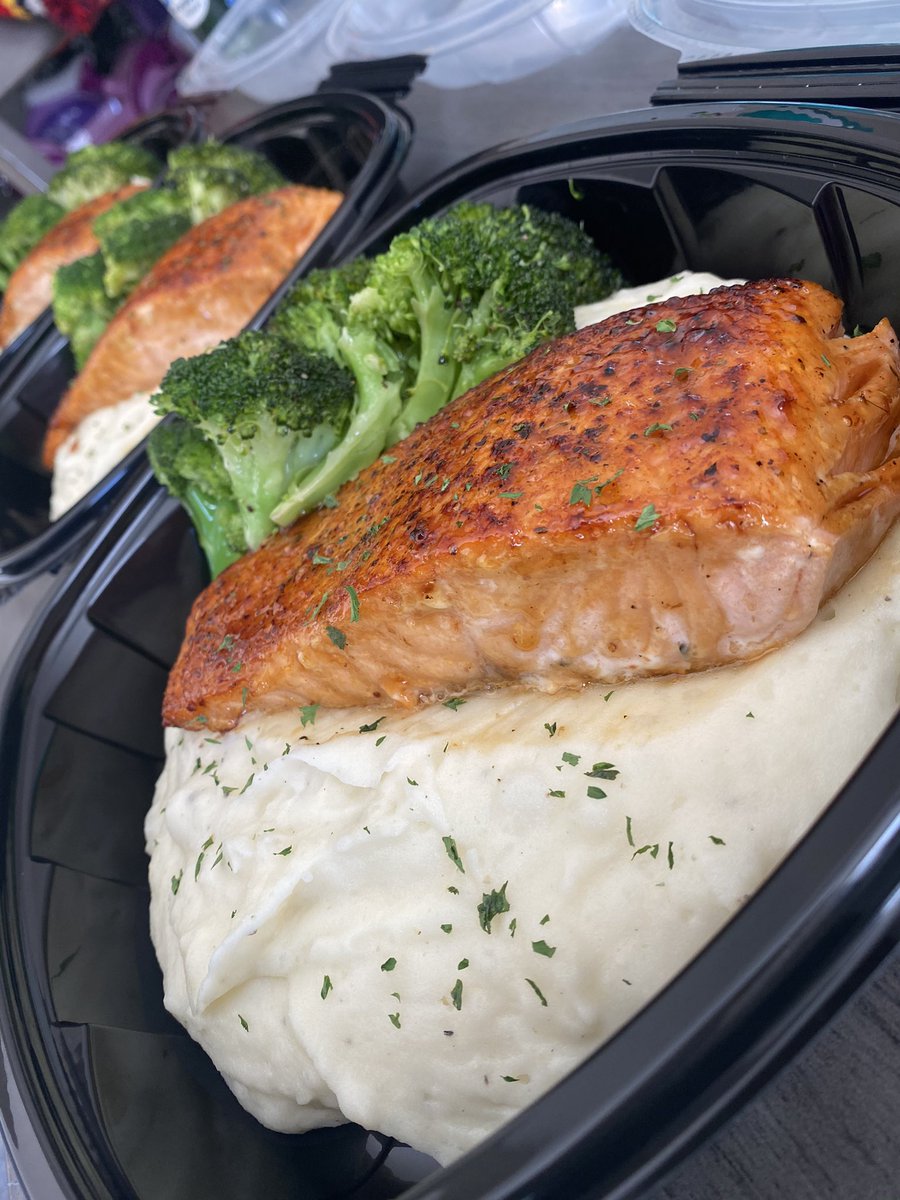 PaperRouteVaris's tweet photo. Bourbon glazed salmon filets and broccoli over creamy garlic mashed potatoes #ChefMac #cltchef #privatechef https://t.co/xzuOIiSfBS