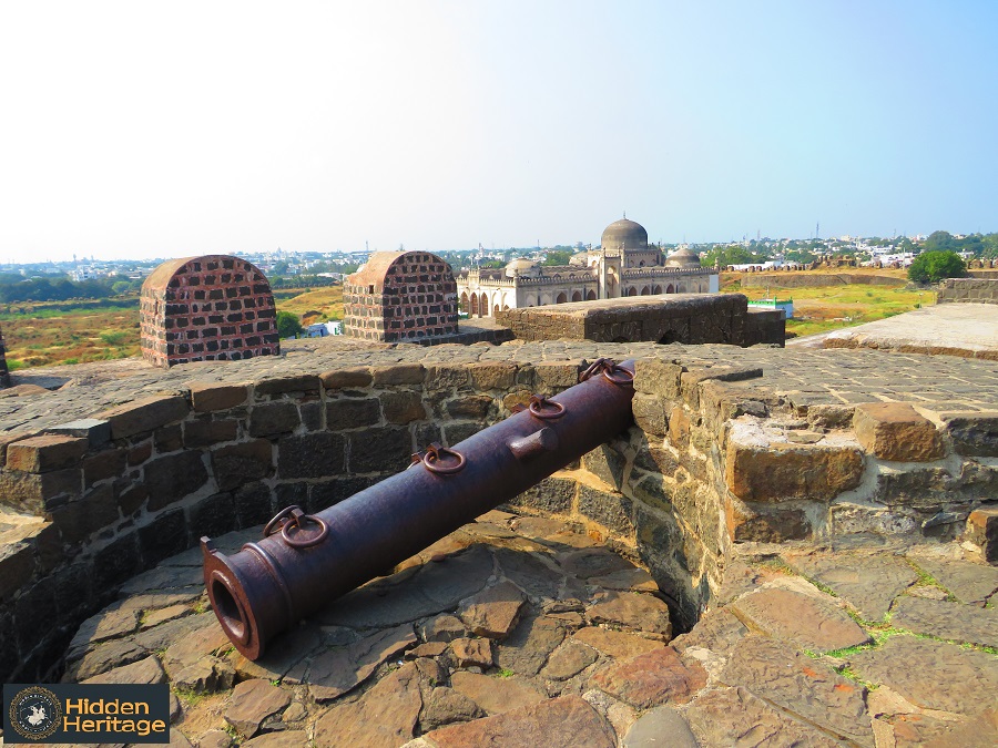 Most of what is seen of  #Kalaburagi fort today dates to the 16th-17th century period, when it was no longer a capital. This period also saw metal foundries coming in, remains of which are the cannons here. You wouldn't want to be at the receiving end of these...