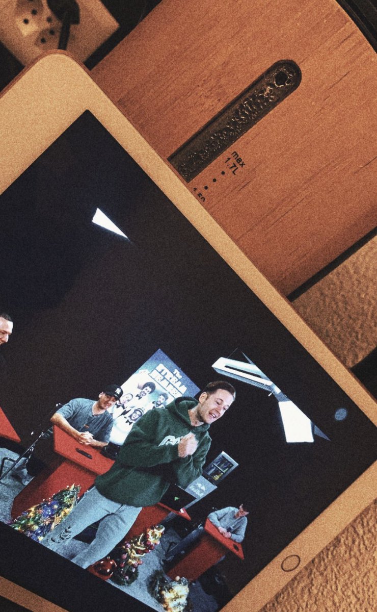 LorenaDemi4's tweet photo. @YSLSascha Ein Ipad und ein Wasserkocher 😂✌🏻 https://t.co/BeAfUeBClK