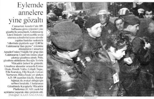 26 Aralık 1998: Haftalardır polisçe engellendikleri için oturma eylemini, ellerinde çiçeklerle “saat 12:00'de Galatasaray Lisesi önünden geçme' eylemine dönüştüren @CmrtesiAnneleri ve destekçilerinden 9 kişi gözaltına alındı