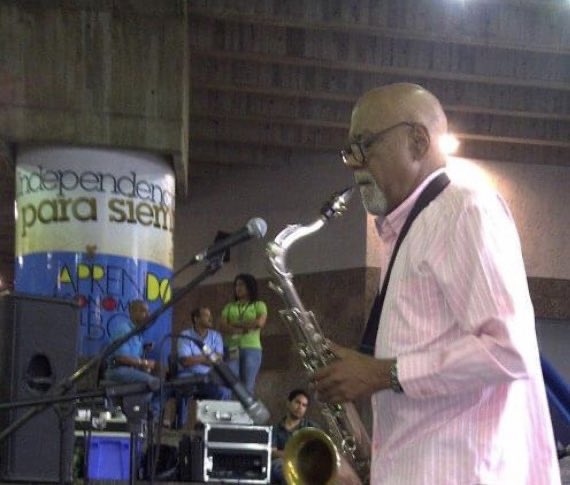 VillegasPoljak's tweet photo. Hizo historia con el saxo, la marcó y en ella se quedó. #Venezuela entera lamenta hoy la partida de Víctor Cuica, uno de esos artistas que por encima de cualquier diferencia se ganan la admiración y cariño del pueblo venezolano, que lo recuerda también como actor de cine y TV. https://t.co/8gU5Zmpltu