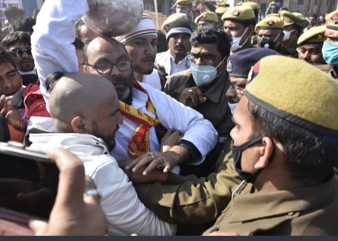 ShivShubhamShu2's tweet photo. तड़पती गौ माता
बदहाल है किसान
सोई है योगी सरकार

सरकारी पहरों के बावजूद ललितपुर से कांग्रेस पार्टी की गाय बचाओ - किसान बचाओ यात्रा।

यह आंदोलन थमने वाला नहीं। https://t.co/7Et2Q4uvG3