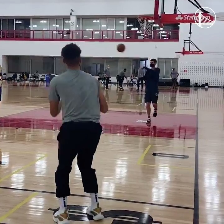 RT @warriors: 5+ minutes without a miss.

Stephen. Curry. https://t.co/8DV0z5gtib