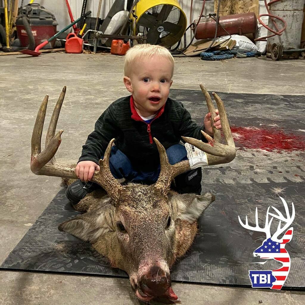 iowatrophybucks's tweet photo. Mitch Sievers son Maverick holding his deer from Buena Vista County! #trophybucksofiowa #shareyourtrophy #iowa #futurehunter https://t.co/UC3QzcVFbF https://t.co/5PWwoPeqM4