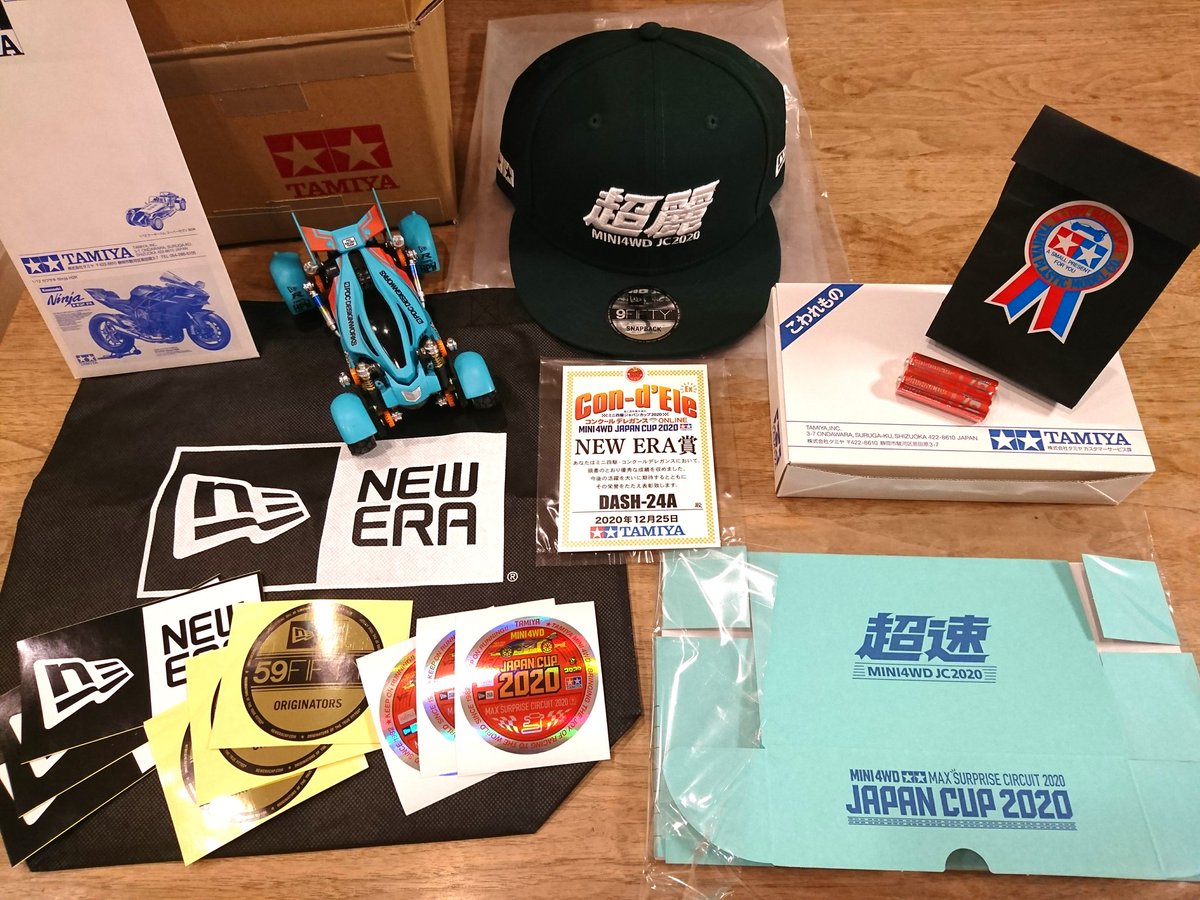 akira_qn's tweet image. 昨日、届きました。
ホントにホントにありがとうございました。
今年は参加できなかったJC2020のステッカーも、超麗って描いてあるBOXも、なかなか勝てないレースの電池も、お手紙も、そして何よりニューエラ帽もぜーんぶ宝物です。
#ミニ四駆
#jc2020コンデレex