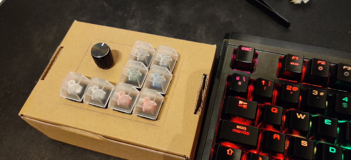Real_JMGH's tweet photo. Este 2º prototipo me ha gustado tanto que igual lo transformo en una versión barata de mi Magic Box.
Los 4 botones de arriba serían para seleccionar programa y la fila de abajo, junto al encoder, para macros/funciones ¿Qué os parece?
#CustomKeyboard #MacroKeyboard #Arduino #DIY https://t.co/TKx4feBu3G