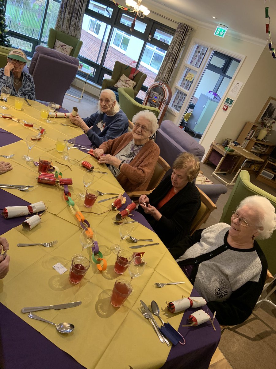 MapleTreeCourt's tweet image. Boxing Day lunch ,crackers pulled and wine poured #BoxingDay #celebration #anchorhanover