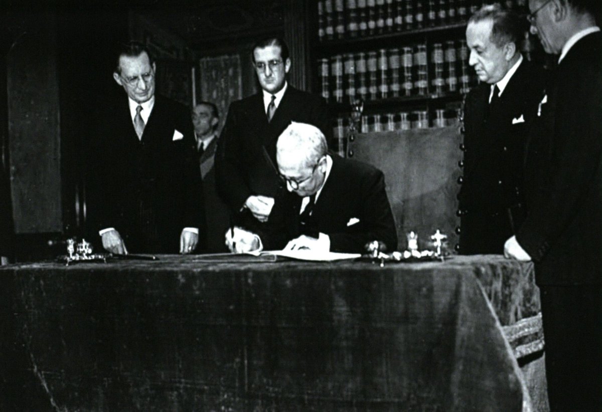 SenatoStampa's tweet photo. Il #27dicembre1947 "con sicura coscienza" il Capo provvisorio dello Stato #EnricoDeNicola promulga la #Costituzione della #RepubblicaItaliana. A #PalazzoGiustiniani, la storica firma → https://t.co/F2VKgm3AKj https://t.co/sIzgk3qOQM