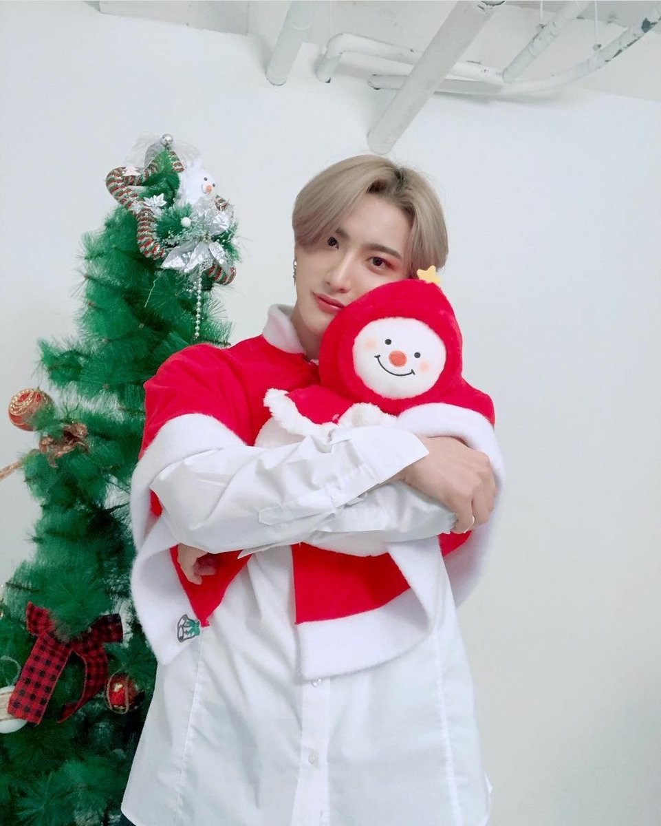 ateezupd_'s tweet photo. [#POST📸]Merry Christmas Behind Photo 2
⠀
We’re happy to spend 2020
Christmas with our beloved ATINY🥰
"Merry Christmas, ATINY☃️"
⠀⠀
#ATEEZ #에이티즈

https://t.co/oyKSVaN2YH https://t.co/dsABbsDEhZ